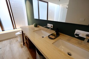 尊荣公寓式客房 | 浴室 | 淋浴设施、大花洒淋浴喷头、毛巾