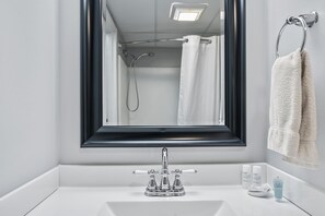 Room, Multiple Beds, Hot Tub (FBSDK) | Bathroom