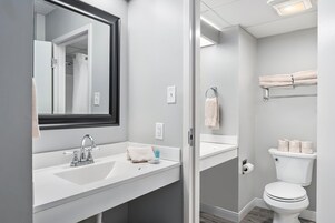 Habitación, varias camas, bañera de hidromasaje (FBSDK) | Baño | Artículos de higiene personal de diseño y toallas