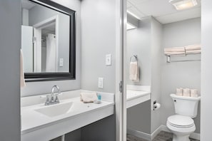 Room, Multiple Beds, Hot Tub (FBSDK) | Bathroom | Designer toiletries, towels