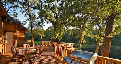 Tranquil Texoma Lake House w/ private lake on .5 acres & steps from Lake Texoma