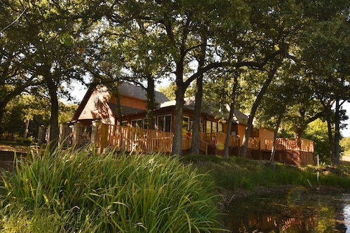 Tranquil Texoma Lake House w/ private lake on .5 acres & steps from Lake Texoma