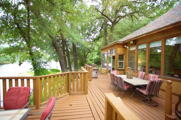 Outdoor dining - Tranquil Texoma Lake House w/ private lake on .5 acres & steps from Lake Texoma (Kingston)