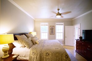 3 bedrooms, desk, iron/ironing board, free WiFi - Tranquil Texoma Lake House w/ private lake on .5 acres & steps from Lake Texoma (Kingston)