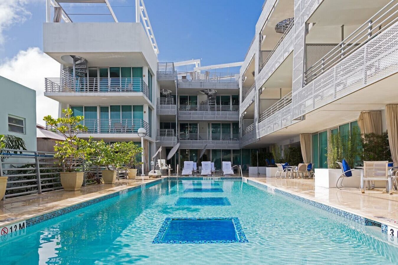Luxury Suite with Jacuzzi 3 min walk from beach