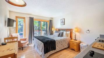 Condo, 1 Queen Bed, Pool Access | 1 bedroom, free WiFi, bed sheets