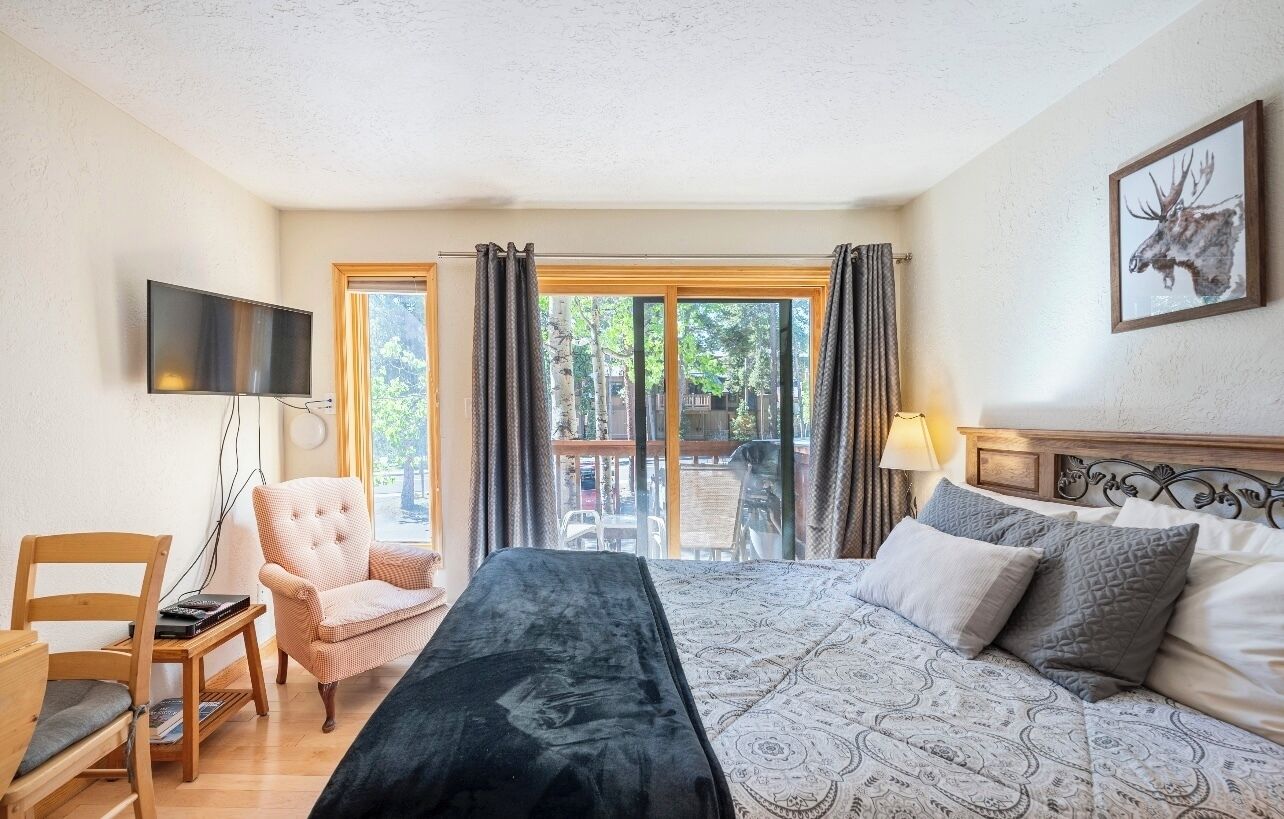 Condo, 1 grand lit, accès à la piscine | 1 chambre, accès au Wi-Fi (inclus), literie fournie