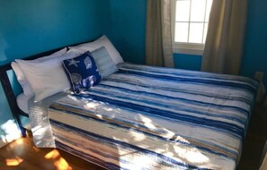 3 bedrooms, free WiFi, bed sheets - IDLE HOUR, a tranquil 3 bedroom 1.5 bath cottage WITH DOCK (Smith Island)