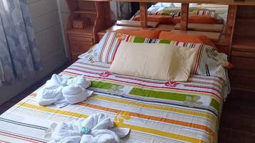 2 makuuhuonetta, työpöytä, silitysrauta/-lauta, ilmainen Wi-Fi