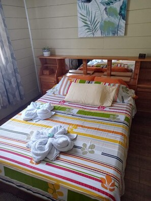 2 makuuhuonetta, työpöytä, silitysrauta/-lauta, ilmainen Wi-Fi