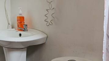 Suihku, hiustenkuivaaja, pyyhkeet, saippua