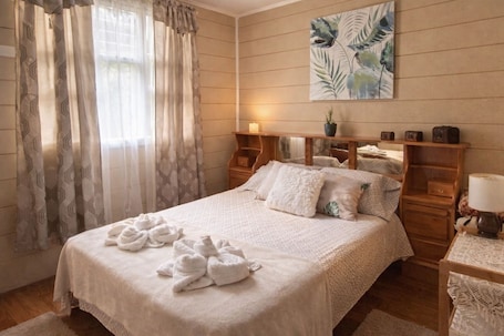 2 bedrooms, desk, iron/ironing board, free WiFi. Private Valley View Cabin near Irazú - 100 Mbps WiFi & Full Kitchen