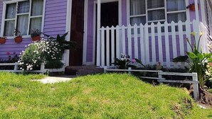 A single-story house with a white porch and purple siding. - Private Valley View Cabin near Irazú - 100 Mbps WiFi & Full Kitchen (San Juan de Chicuá)