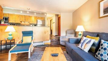 Condo, Berbilang Katil, Hot Tub | Ruang tamu | 40 inci televisyen skrin rata dengan kabel, TV, pemain DVD