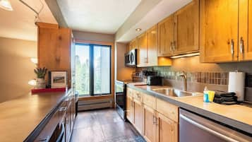 Condo, Berbilang Katil, Hot Tub | Dapur peribadi | Peti sejuk, ketuhar gelombang mikro, ketuhar, dapur