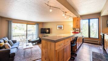 Condo, Berbilang Katil, Hot Tub | Ruang tamu | 40 inci televisyen skrin rata dengan kabel, TV, pemain DVD