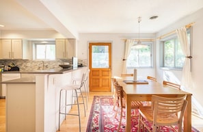 Townhome - flera sängar - uteplats | Eget kök | Kylskåp, mikrovågsugn, ugn och spishäll