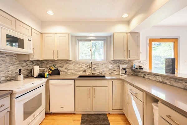 Townhome, Multiple Beds, Patio | Private kitchen | Fridge, microwave, oven, stovetop