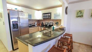 Apartemen, 2 kamar tidur | Dapur pribadi | Lemari es, oven, dan mesin pembuat kopi/teh