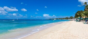 Large Townhouse with Plunge Pool, 3 mins from Beach - Turtle View 2 by BSL Rentals
