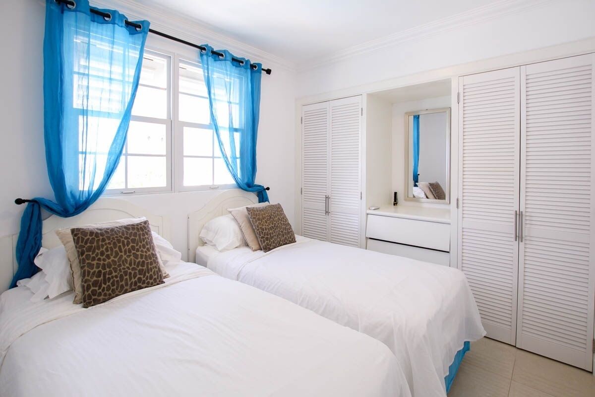 Large Townhouse with Plunge Pool, 3 mins from Beach - Turtle View 2 by BSL Rentals