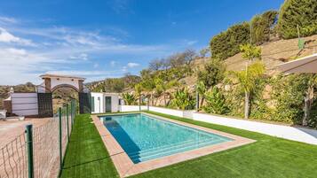 Een verwarmd zwembad