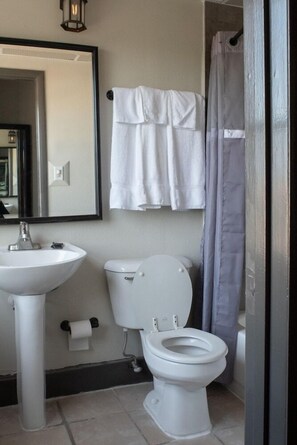 Bathroom - Americas Best Value Inn-detroit/dearborn (Dearborn)