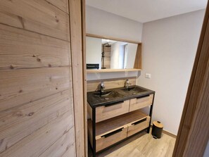 Banyera, assecador de cabells i paper higiènic 