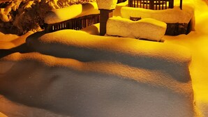 A snow-covered landscape with a wooden bench and a lamp post. - New chalet Méribel (Méribel)