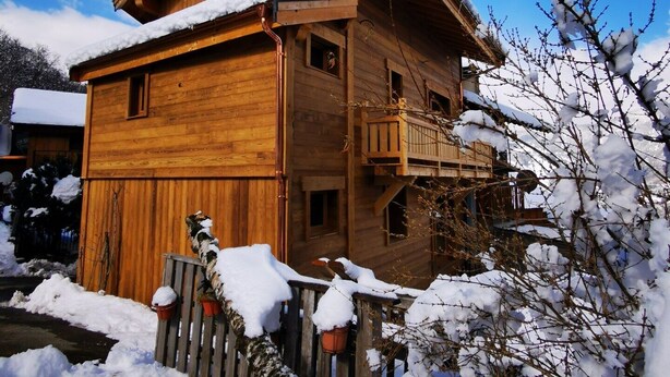 A wooden chalet with a sloped roof, wooden balcony, and a snow-covered exterior. - New chalet Méribel (Méribel)