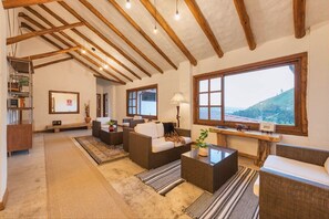 Lobby sitting area - Casa iLayaku (Guangopolo)