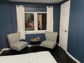 3 slaapkamers, een bureau, een strijkplank/strijkijzer, reisbedje