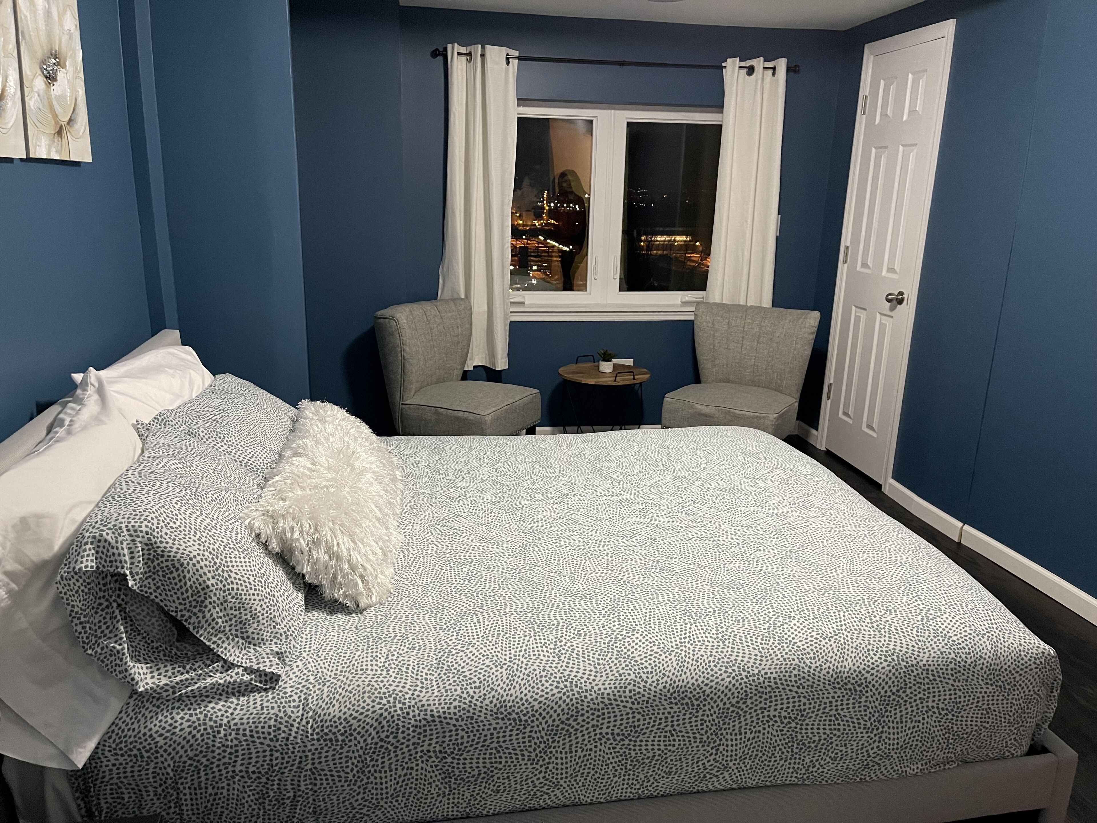 3 habitaciones, escritorio y tabla de planchar con plancha 