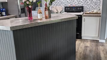 Geladeira, micro-ondas, fogão, cooktop