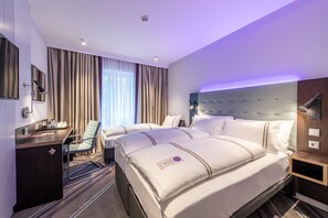 Standard Triple Room | Soundproofing, free WiFi, bed sheets - Premier Inn Hamburg St. Pauli (Hamburg)