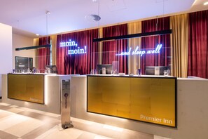 Reception - Premier Inn Hamburg St. Pauli (Hamburg)