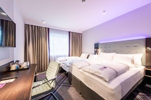 Standard Quadruple Room | Soundproofing, free WiFi - Premier Inn Hamburg St. Pauli (Hamburg)