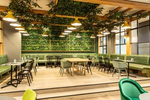 Daily buffet breakfast (EUR 17.9 per person) - Premier Inn Hamburg St. Pauli (Hamburg)