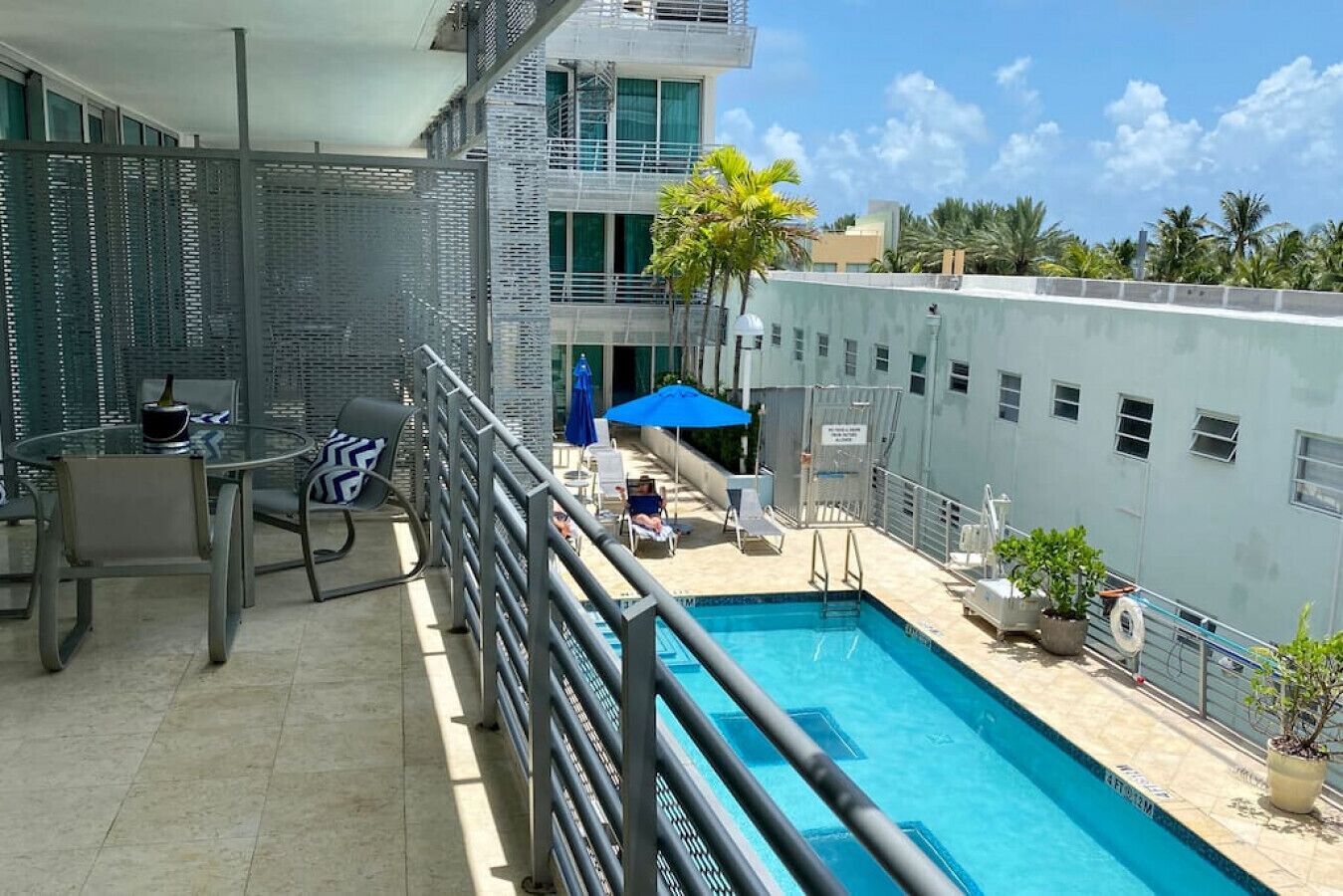 Sunny Luxury Suite 3 min walk to beach