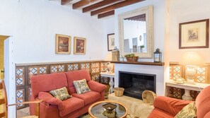 Una televisión, una chimenea