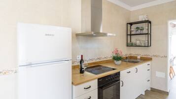 Een koelkast, een magnetron, een kookplaat