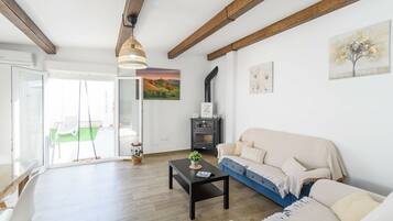 Een televisie en een open haard