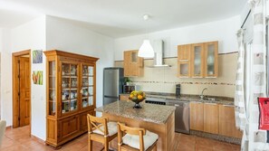 Fridge, microwave, oven, stovetop - Villa El Tinao Frigiliana by Ruralidays (Málaga)