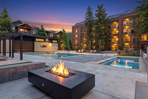 Cozy - Steps to Lift & Main St - Pool, Hot Tub, Sauna & Bike Trail - Park Free