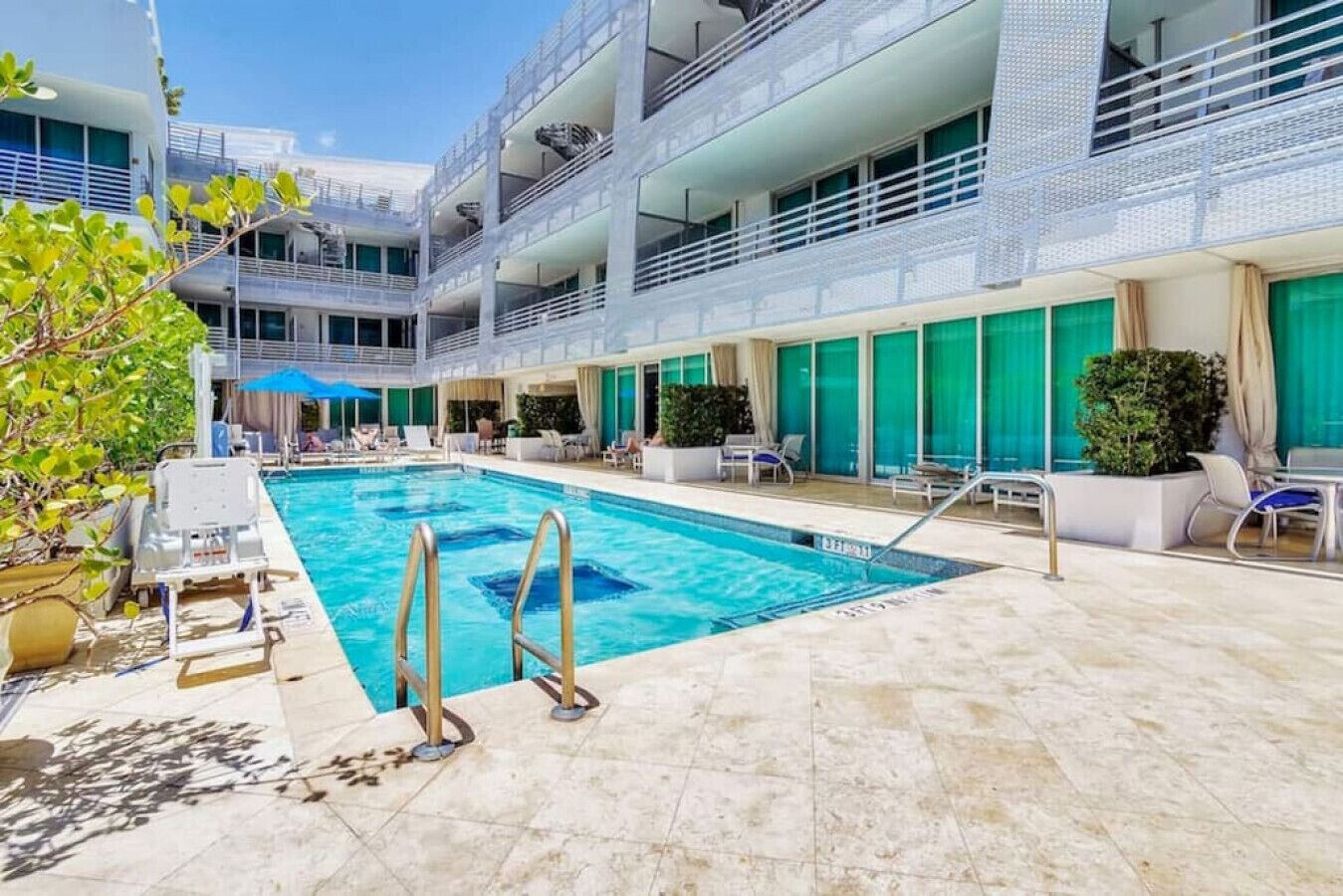 Luxury Suite on a Pool deck level 3 minute walk to beach