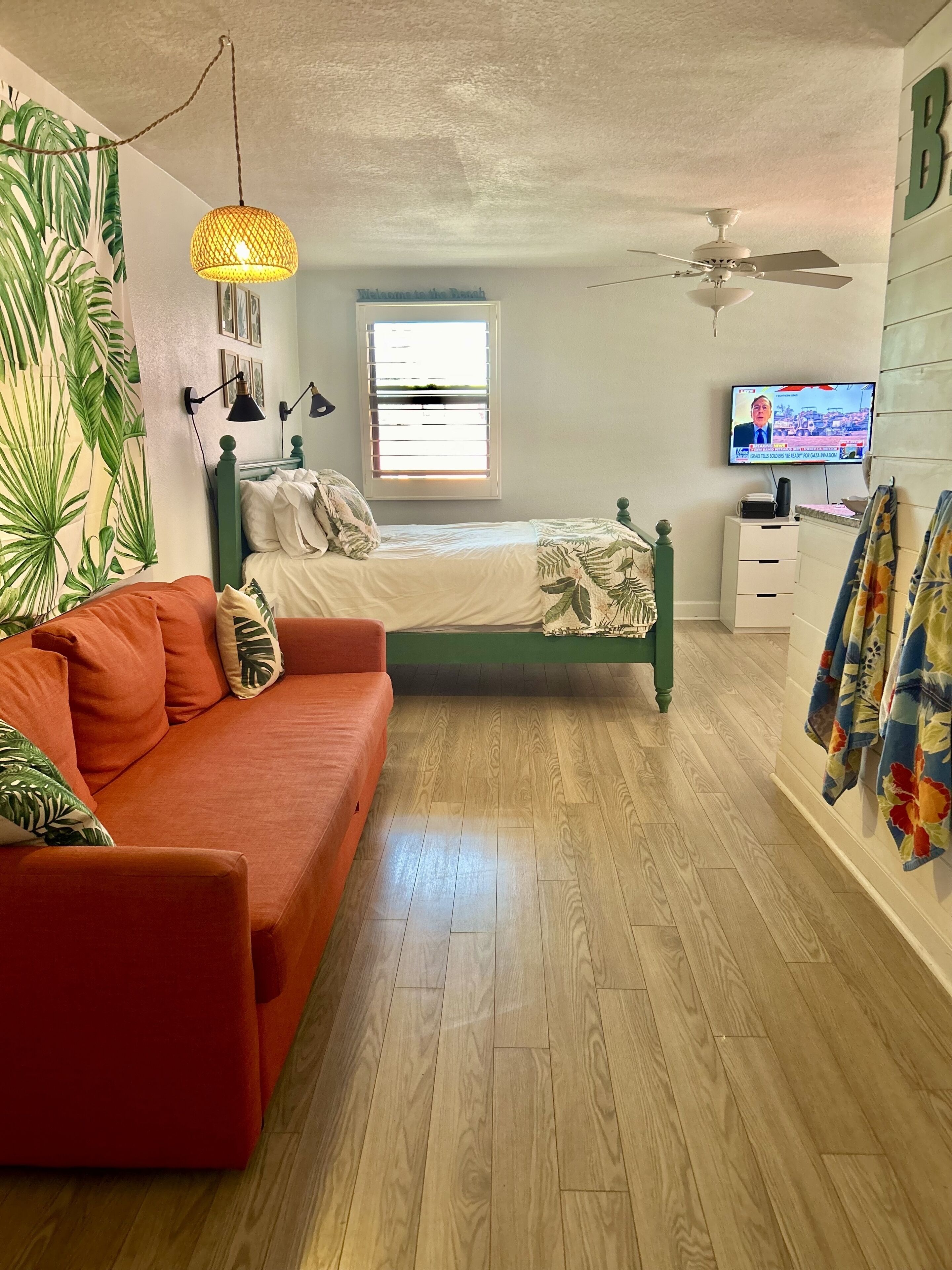 Beautiful St Pete Beach Studio Condo, Heated Pool! - St. Pete Beach, FL