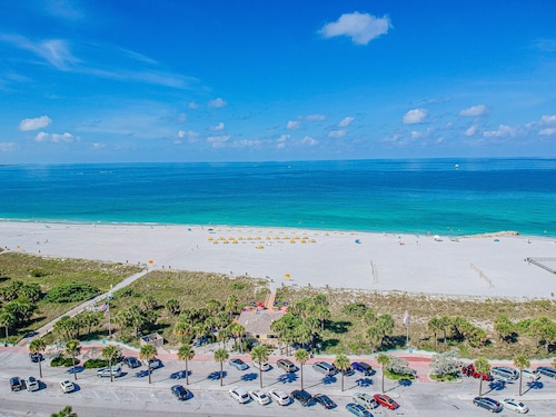 Beautiful St Pete Beach studio condo, heated pool!