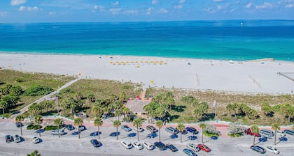 Beautiful St Pete Beach studio condo, heated pool!