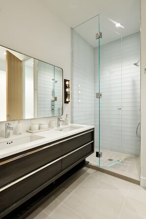 Badewanne, Haartrockner, Handtücher, Seife