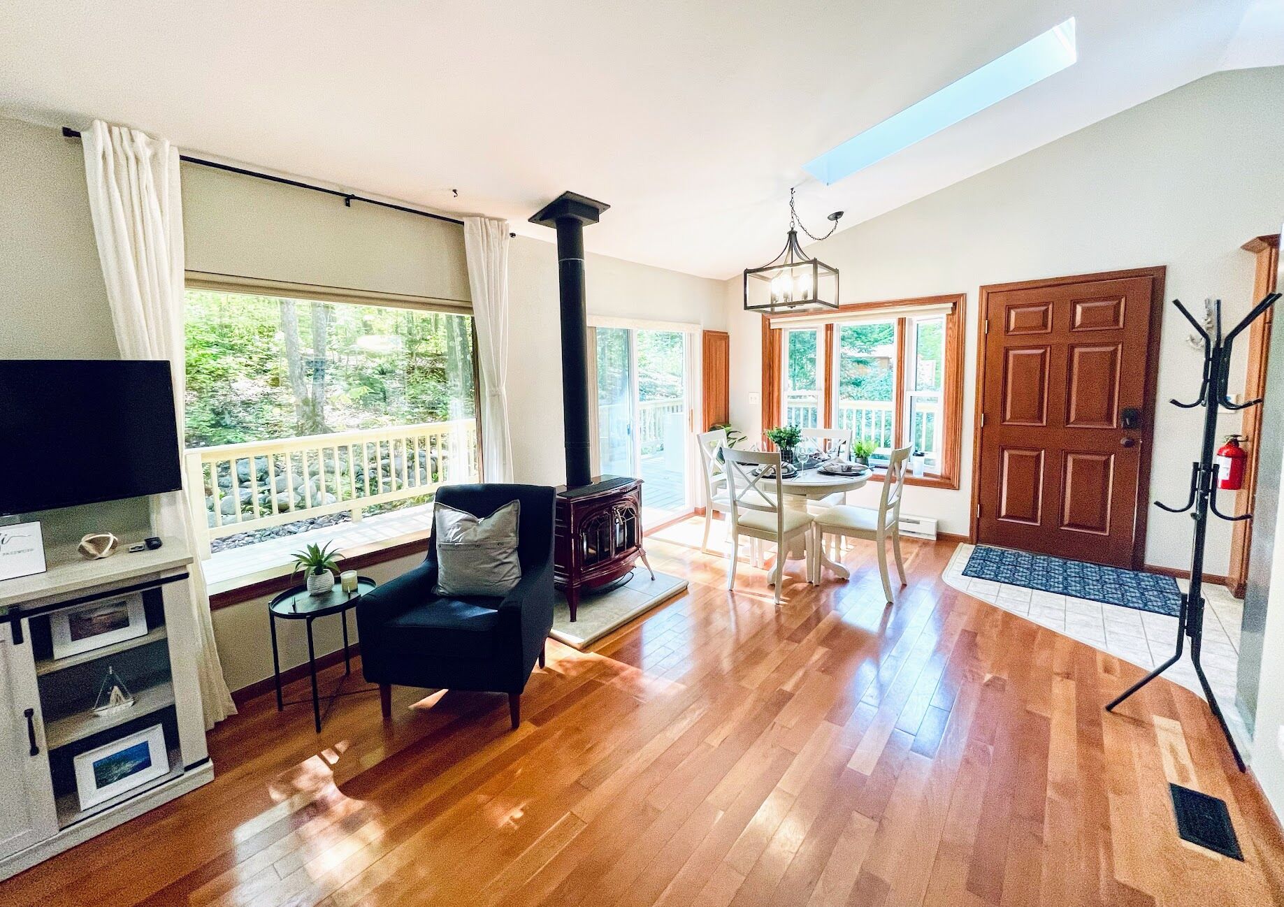 Smart TV, fireplace, Netflix, books